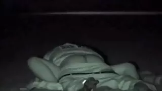 그녀는 그녀의 남편 앞에서 섹스 포르 로 무릎을 꿇고 부지런히 자신의 큰 거시기를 짜증