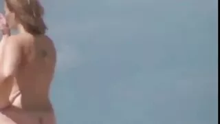 아내는 그녀의 드레스를 벗고 그녀의 입에서 그녀의 남편의 섹스 포로노 닭