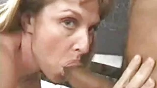 감각적인 금발을 수음을 해 간지럼 섹스 앞에서 벽난로
