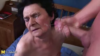 젊은 여자가 즐거움에서 인종 섹스 포르노 성