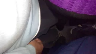 그녀는 즐거움을 보여줌으로써 그 남자를 유혹하고 음탕하게 여동생 색스 섹스하기 시작했다