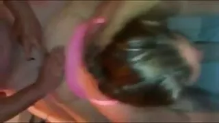 그녀는 스타킹에 타락한 금발의 발을 긴 딜도 싸기 감싸고 그녀의 입으로 즐거움을 선사합니다