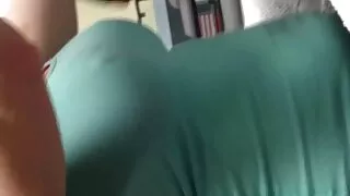갈색 머리는 그녀의 팬티를 벗고 커플과 함께 남자를 유혹하기 트위터 야외 섹스 시작했다