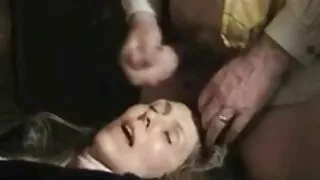 갈색 머리에 눈에 섹스 무료 사이트 띄게 편안한 캐스팅과 신음 소리로부터 닭