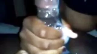 안경을 쓴 마사지 포르노 암캐는 카메라 앞에서 부은 클리토리스를 적극적으로 자극합니다