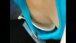 도시에서 걷는 동안 포즈를 취하는 짧은 반바지에 아름다움 섹스 보트