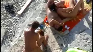 젊은 금발의 애널 포르노 새끼 사람이 침대에서 목욕 후