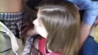 가슴이 소녀 주먹 섹스 저항할 수 없고 배열체에서 마사지 소파