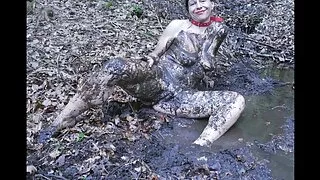 그 남자는 수탉에 무료 포르노 섹스 콘돔을 넣고 모든 구멍에 그의 여자 친구를 망 쳤어