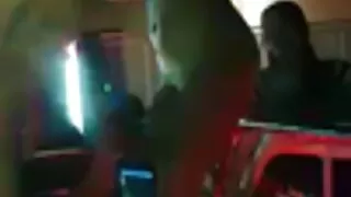 성숙한 금발의 팬티 스타킹 포르노 의자에 앉아 자신을 돌아와 진동까지 엑스터시